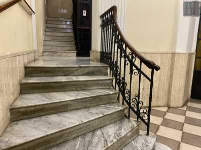Due piccole rampe di scale, poste una di fronte all�altra, sono affiancate da ringhiere di ferro battuto in stile liberty e conducono ai piani superiori